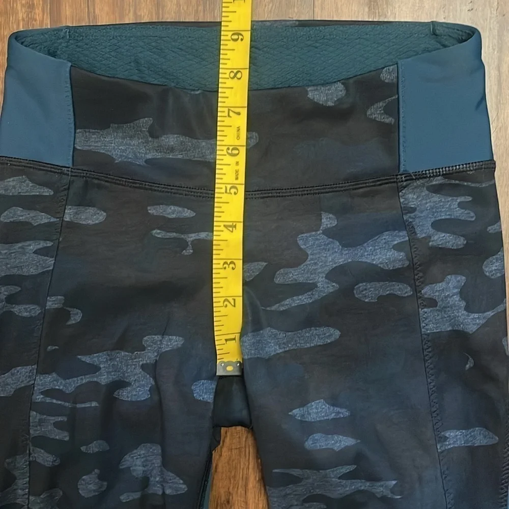 Lululemon Camo Leggings - Clip-in Crop - Alberta Lake Navy Blue - sz 4